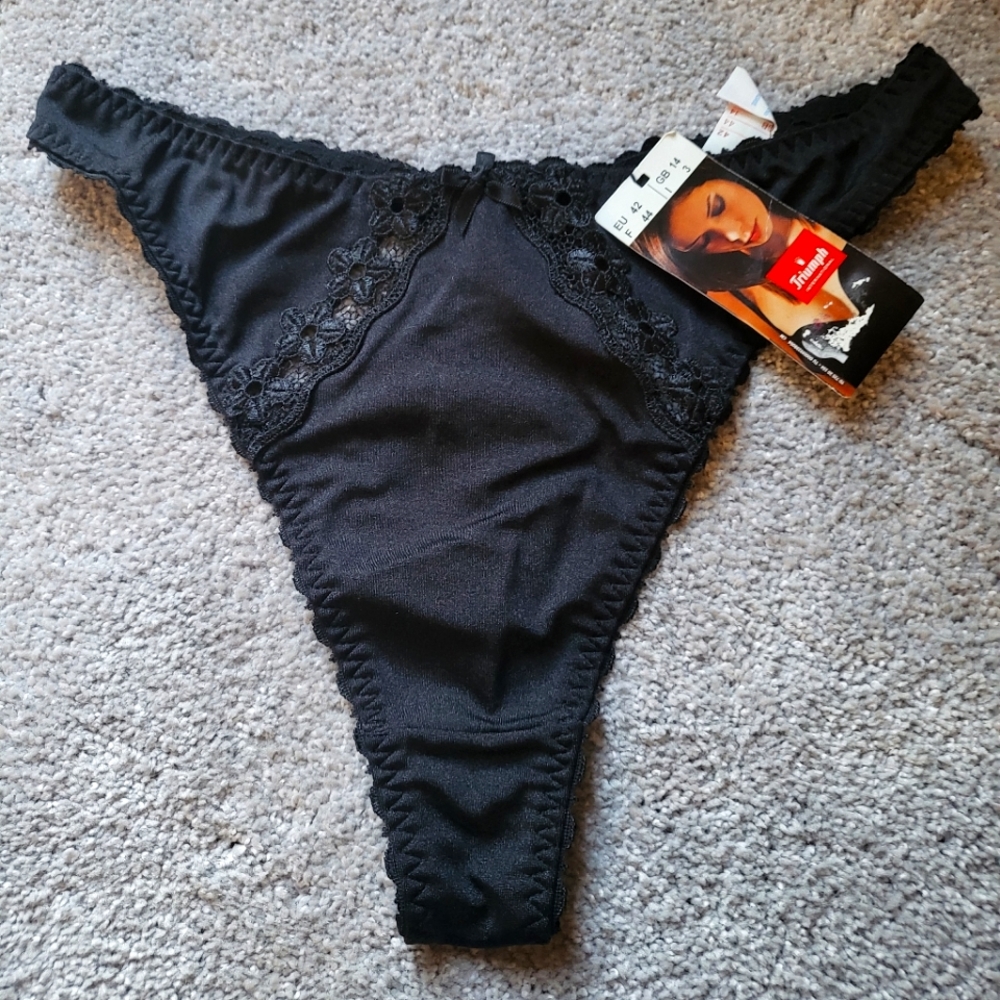 Triumph black thong panties size M NWT